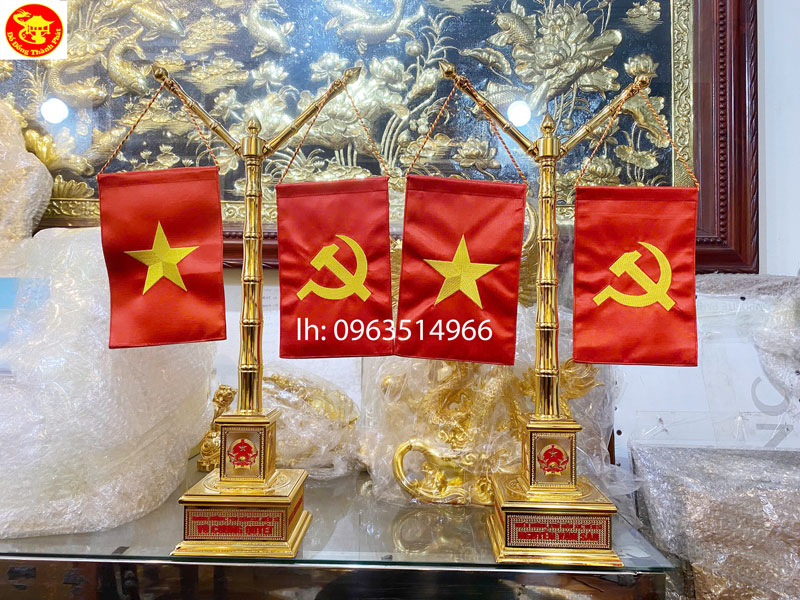 mẫu cột cờ bằng đồng để bàn làm việc