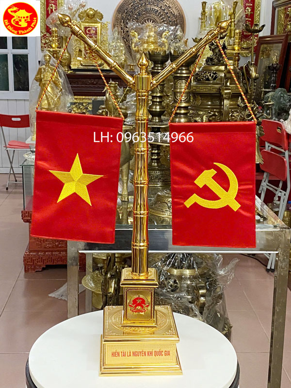 cột cờ để để bàn làm việc bằng đồng đẹp ý nghĩa