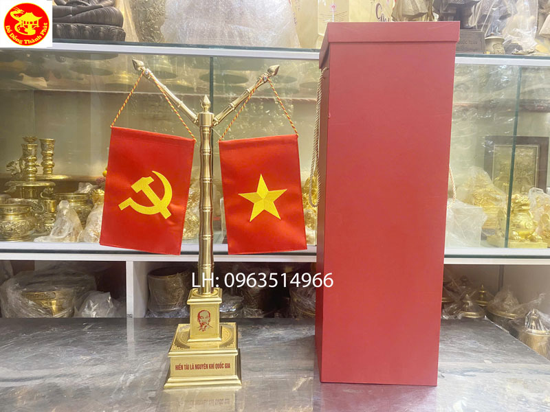cột cờ để bàn làm việc đẹp