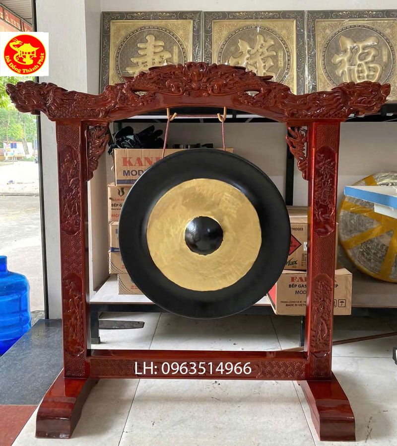 chiêng đồng treo ở trường học