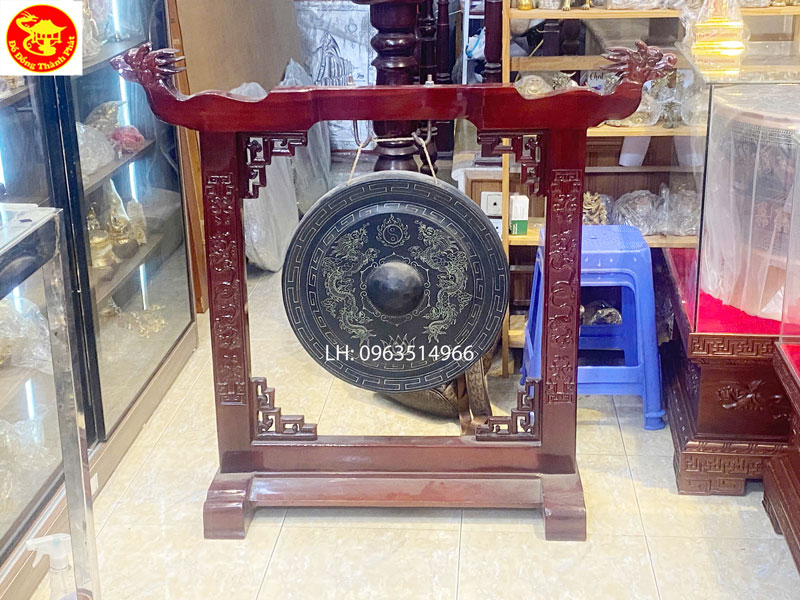 chiêng đồng treo nhà thờ họ