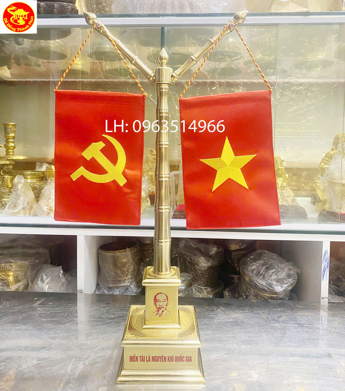 cột cờ bằng đồng thân trúc đế vuông để bàn làm việc
