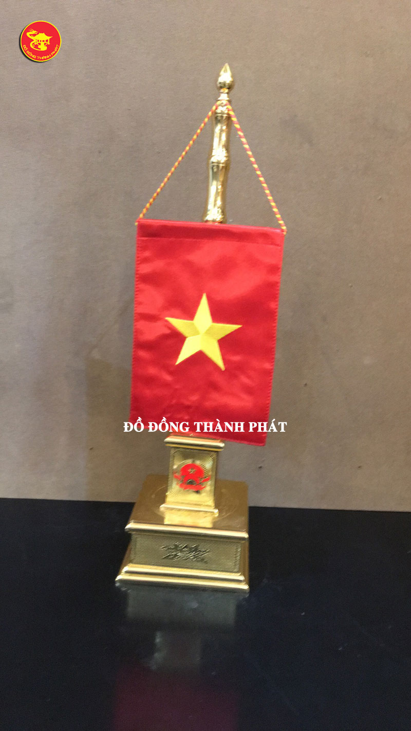 Cột cờ thân trúc đơn để bàn làm việc tại Hà Nội