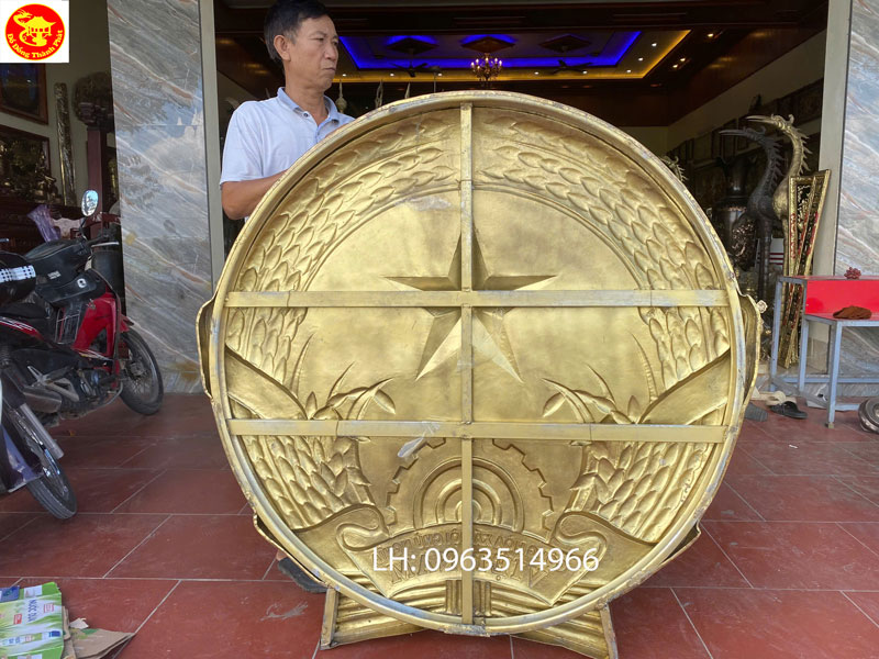 hoàn thiện bàn giao quốc huy bằng đồng đường kính 2 m
