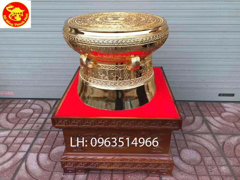 tranh trống đồng dát vàng đường kính 60 cm hoàn thiện cho anh khách ở Hà Nội